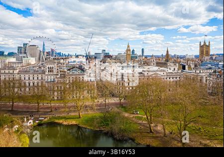 Vue aérienne de James's Park dans le centre de Londres avec le lac, les gratte-ciel emblématiques avec le London Eye, Big Ben et Westminster. Grand mélange d'urbain Banque D'Images