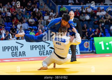 Podgorica, Monténégro. 25 avril 2025. Le belge Matthias casse (blanc) et le monténégrin Nikola Gardasevic (bleu) photographiés en action lors d'un combat chez les hommes -81kg, lors des Championnats d'Europe de judo à Podgorica, Monténégro, le vendredi 25 avril 2025. Le tournoi se déroule du 23 au 27 avril 2025. BELGA PHOTO NIKOLA KRISTC crédit : Belga News Agency/Alamy Live News Banque D'Images
