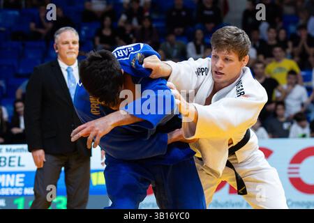 Podgorica, Monténégro. 25 avril 2025. Le belge Matthias casse (blanc) et le monténégrin Nikola Gardasevic (bleu) photographiés en action lors d'un combat chez les hommes -81kg, lors des Championnats d'Europe de judo à Podgorica, Monténégro, le vendredi 25 avril 2025. Le tournoi se déroule du 23 au 27 avril 2025. BELGA PHOTO NIKOLA KRISTC crédit : Belga News Agency/Alamy Live News Banque D'Images
