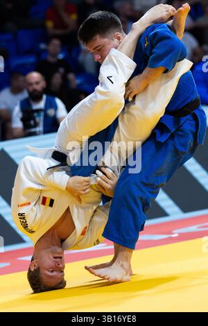 Podgorica, Monténégro. 25 avril 2025. Le belge Matthias casse (blanc) et l'Azerbaïdjan Omar Rajabli (bleu) photographiés en action lors d'un combat chez les hommes -81kg, lors des Championnats d'Europe de judo à Podgorica, Monténégro, le vendredi 25 avril 2025. Le tournoi se déroule du 23 au 27 avril 2025. BELGA PHOTO NIKOLA KRISTC crédit : Belga News Agency/Alamy Live News Banque D'Images