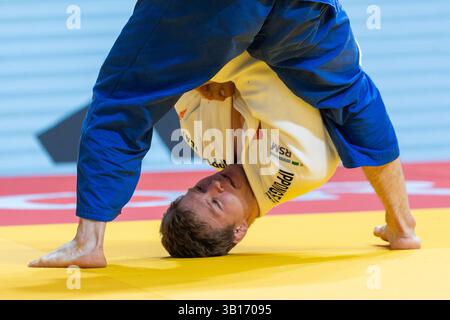 Podgorica, Monténégro. 25 avril 2025. Le belge Matthias casse (blanc) et l'Azerbaïdjan Omar Rajabli (bleu) photographiés en action lors d'un combat chez les hommes -81kg, lors des Championnats d'Europe de judo à Podgorica, Monténégro, le vendredi 25 avril 2025. Le tournoi se déroule du 23 au 27 avril 2025. BELGA PHOTO NIKOLA KRISTC crédit : Belga News Agency/Alamy Live News Banque D'Images