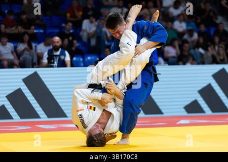 Podgorica, Monténégro. 25 avril 2025. Le belge Matthias casse (blanc) et l'Azerbaïdjan Omar Rajabli (bleu) photographiés en action lors d'un combat chez les hommes -81kg, lors des Championnats d'Europe de judo à Podgorica, Monténégro, le vendredi 25 avril 2025. Le tournoi se déroule du 23 au 27 avril 2025. BELGA PHOTO NIKOLA KRISTC crédit : Belga News Agency/Alamy Live News Banque D'Images