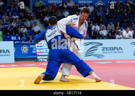 Podgorica, Monténégro. 25 avril 2025. Les belges Matthias casse (blanc) et IJF Timur Arbuzov (bleu) photographiés en action lors d'un combat chez les hommes -81kg, aux Championnats d'Europe de judo à Podgorica, Monténégro, le vendredi 25 avril 2025. Le tournoi se déroule du 23 au 27 avril 2025. BELGA PHOTO NIKOLA KRISTC crédit : Belga News Agency/Alamy Live News Banque D'Images