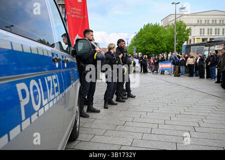 Leipzig - Demo auf Augustusplatz : 140 Menschen stellen sich spontan kleiner Gruppe Abtreibungsgegnern gegenüber 25.04.2025 gegen 12 Uhr Leipzig, Augustusplatz Eine große Spontandemo mit über 140 Menschen Hat sich am Freitagmittag einer kleinen Gruppe Abtreibungsgegner in Leipzig gegenübergestellt. Wie ein Polizeisprecher auf Anfrage mitteilt, versammelten sich gegen 12 Uhr fünf Anhänger der TFP Deutschland https ://tfp-deutschland.de/ auf dem Augustusplatz, um gegen Abtreibungen in Deutschland zu protestieren. Die angemeldete démonstration sollte bis nach 15 Uhr andauern. Dans kurzer Zeit versamm Banque D'Images