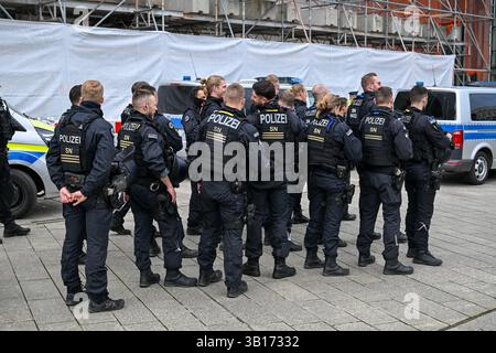 Leipzig - Demo auf Augustusplatz : 140 Menschen stellen sich spontan kleiner Gruppe Abtreibungsgegnern gegenüber 25.04.2025 gegen 12 Uhr Leipzig, Augustusplatz Eine große Spontandemo mit über 140 Menschen Hat sich am Freitagmittag einer kleinen Gruppe Abtreibungsgegner in Leipzig gegenübergestellt. Wie ein Polizeisprecher auf Anfrage mitteilt, versammelten sich gegen 12 Uhr fünf Anhänger der TFP Deutschland https ://tfp-deutschland.de/ auf dem Augustusplatz, um gegen Abtreibungen in Deutschland zu protestieren. Die angemeldete démonstration sollte bis nach 15 Uhr andauern. Dans kurzer Zeit versamm Banque D'Images