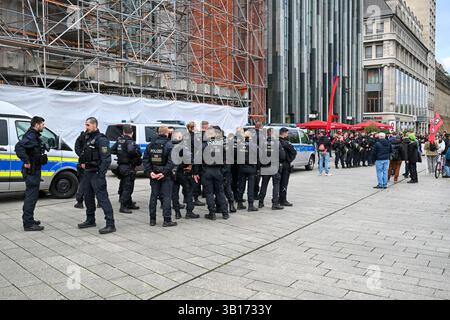 Leipzig - Demo auf Augustusplatz : 140 Menschen stellen sich spontan kleiner Gruppe Abtreibungsgegnern gegenüber 25.04.2025 gegen 12 Uhr Leipzig, Augustusplatz Eine große Spontandemo mit über 140 Menschen Hat sich am Freitagmittag einer kleinen Gruppe Abtreibungsgegner in Leipzig gegenübergestellt. Wie ein Polizeisprecher auf Anfrage mitteilt, versammelten sich gegen 12 Uhr fünf Anhänger der TFP Deutschland https ://tfp-deutschland.de/ auf dem Augustusplatz, um gegen Abtreibungen in Deutschland zu protestieren. Die angemeldete démonstration sollte bis nach 15 Uhr andauern. Dans kurzer Zeit versamm Banque D'Images