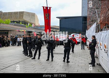 Leipzig - Demo auf Augustusplatz : 140 Menschen stellen sich spontan kleiner Gruppe Abtreibungsgegnern gegenüber 25.04.2025 gegen 12 Uhr Leipzig, Augustusplatz Eine große Spontandemo mit über 140 Menschen Hat sich am Freitagmittag einer kleinen Gruppe Abtreibungsgegner in Leipzig gegenübergestellt. Wie ein Polizeisprecher auf Anfrage mitteilt, versammelten sich gegen 12 Uhr fünf Anhänger der TFP Deutschland https ://tfp-deutschland.de/ auf dem Augustusplatz, um gegen Abtreibungen in Deutschland zu protestieren. Die angemeldete démonstration sollte bis nach 15 Uhr andauern. Dans kurzer Zeit versamm Banque D'Images