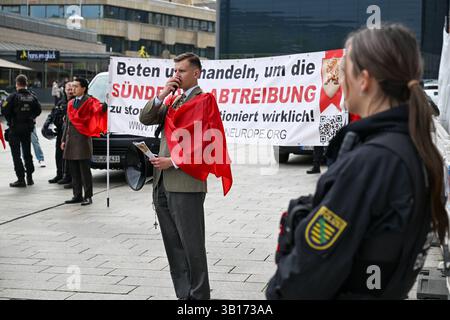 Leipzig - Demo auf Augustusplatz : 140 Menschen stellen sich spontan kleiner Gruppe Abtreibungsgegnern gegenüber 25.04.2025 gegen 12 Uhr Leipzig, Augustusplatz Eine große Spontandemo mit über 140 Menschen Hat sich am Freitagmittag einer kleinen Gruppe Abtreibungsgegner in Leipzig gegenübergestellt. Wie ein Polizeisprecher auf Anfrage mitteilt, versammelten sich gegen 12 Uhr fünf Anhänger der TFP Deutschland https ://tfp-deutschland.de/ auf dem Augustusplatz, um gegen Abtreibungen in Deutschland zu protestieren. Die angemeldete démonstration sollte bis nach 15 Uhr andauern. Dans kurzer Zeit versamm Banque D'Images