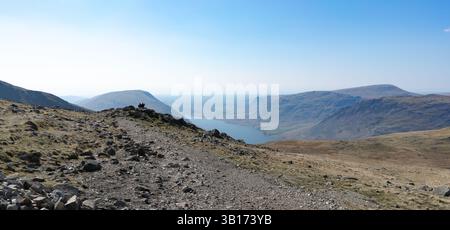 Reposant sur le chemin descendant de Scafell Pike, avec une vue sur Wast Water, le lac le plus profond d'Angleterre. Banque D'Images