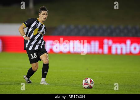 25 avril 2025 ; Campbelltown Stadium, Sydney, NSW, Australie : a League Football, MacArthur FC contre Melbourne Victory ; Walter Scott du MacArthur FC passe le ballon Banque D'Images