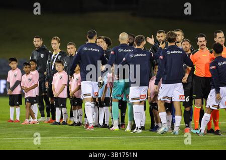 25 avril 2025 ; Campbelltown Stadium, Sydney, NSW, Australie : a League Football, MacArthur FC contre Melbourne Victory ; les joueurs se serrent la main avant le coup d'envoi Banque D'Images