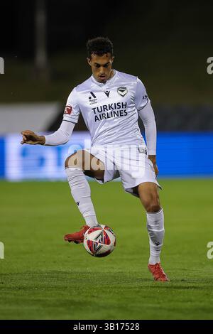 25 avril 2025 ; Campbelltown Stadium, Sydney, NSW, Australie : a League Football, MacArthur FC contre Melbourne Victory ; Nishan Velupillay de Melbourne Victory contrôle le ballon Banque D'Images