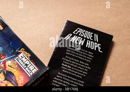 Gros plan du jeu Nintendo « Star Wars : The Empire Strikes Again » ; boîte et livret montrant le texte « Episode IV - A New Hope », isolé sur fond vierge Banque D'Images