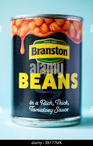 Londres, Royaume-Uni, avril 25 2025, canette de haricots cuits Branston dans une sauce tomate Banque D'Images