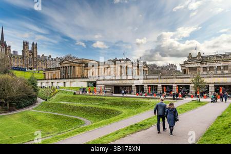 Vue de la National Gallery of Scotland and Assembly on the Mound, Princes Street Garden, Édimbourg, Écosse, ul Banque D'Images