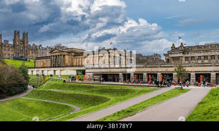 Vue de la National Gallery of Scotland and Assembly on the Mound, Princes Street Garden, Édimbourg, Écosse, ul Banque D'Images