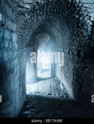 Intérieur d'un ancien bâtiment historique sombre avec une lumière mystérieuse. Photo de haute qualité Banque D'Images