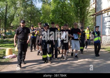 Kiev, ville de Kiev, Ukraine. 25 avril 2025. Des étudiants et des amis pleurent leurs camarades de classe tués un jour après une attaque de missile russe mortelle sur Kiev, tuant 12 personnes, dont 3 enfants. (Crédit image : © Andreas Stroh/ZUMA Press Wire) USAGE ÉDITORIAL SEULEMENT ! Non destiné à UN USAGE commercial ! Banque D'Images