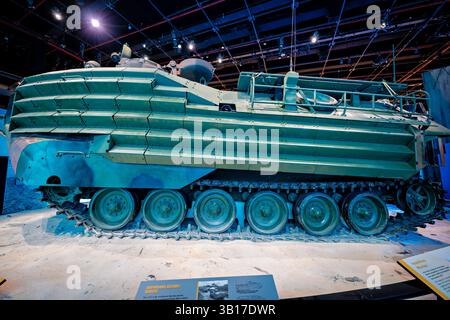 TRIANGLE, Virginie, États-Unis — un véhicule d'assaut amphibie (AAV) est exposé au National Museum of the Marine corps, présentant le principal transport navire-terre qui dessert les Marines depuis les années 1970 Désigné à l'origine LVTP7, ce véhicule à coque en aluminium est propulsé par des jets d'eau lors de la navigation dans des environnements aquatiques et peut parcourir des centaines de kilomètres sur terre après avoir atteint la côte. L'AAV, fabriqué par la FMC Corporation à Philadelphie, transporte trois membres d'équipage et 21 Marines équipés de combat, représentant un descendant direct des véhicules de débarquement de la seconde Guerre mondiale pendant le symbo Banque D'Images