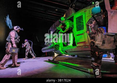 TRIANGLE, Virginie, États-Unis — Un hélicoptère Iroquois Bell UH-1N est exposé au National Museum of the Marine corps. Cet avion spécifique (numéro de bureau 159209) a servi de 1976 à 2014, accumulant 8 400 heures de vol, y compris le déploiement avec le HMLA-267 pendant l'opération Iraqi Freedom en 2003. L'hélicoptère utilitaire bimoteur a effectué une variété de missions au cours de ses quatre décennies de service dans le corps des Marines, y compris le commandement et le contrôle, la reconnaissance, l'évacuation médicale, la recherche et le sauvetage, le transport de troupes, et un soutien aérien rapproché dans le cadre des équipes de « Hunter-Killer » aux côtés de AH-1W Super Cobr Banque D'Images