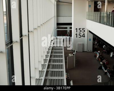 Zone d'attente et signalisation aux portes d'embarquement au terminal moderne de l'aéroport international de Tokyo Narita Banque D'Images