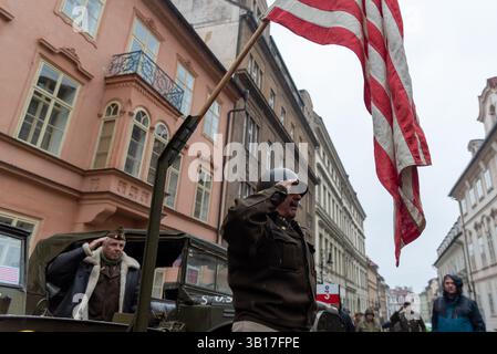 Prague, République tchèque. 25 avril 2025. Les passionnés d'histoire vêtus d'uniformes de l'armée américaine de la seconde Guerre mondiale saluent lors de l'événement Convoy of Liberty. Le convoi de la liberté commémore la libération de l'occupation nazie par l'armée américaine ainsi que le 80e anniversaire de la fin de la seconde Guerre mondiale en 1945. Tout au long du convoi, des clubs d'histoire militaire individuels et des reconstituteurs des forces armées rejoignent les routes des armées alliées. Crédit : SOPA images Limited/Alamy Live News Banque D'Images