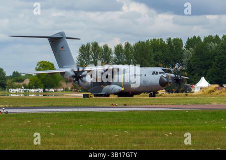 Un avion de transport militaire allemand Airbus A400M Atlas de la Luftwaffe taxis sur l'aérodrome du Royal International Air Tattoo. Banque D'Images