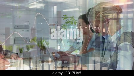 Image de graphiques financiers sur divers hommes d'affaires heureux travaillant Banque D'Images