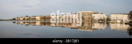 Vue panoramique sur le front de mer de l'architecture urbaine reflétée sur un lac calme, Copenhague, Danemark, 16 avril 2018 Banque D'Images