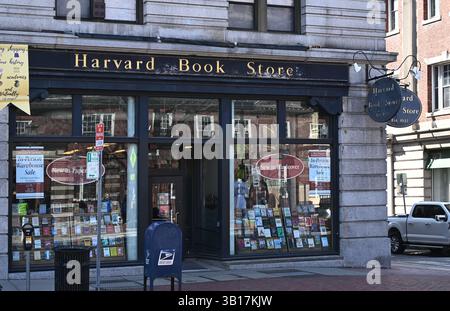 CAMBRIDGE, MASSACHUSETTS - 1er avril 2025 : Harvard Book Store à l'angle de Massachusetts Avenue et Plympton Street. Banque D'Images