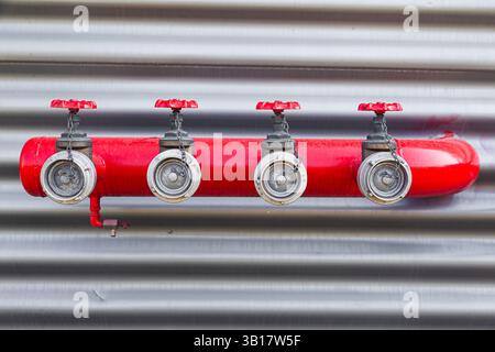 Système de tuyauterie d'incendie avec des bouches d'incendie dessus. Banque D'Images