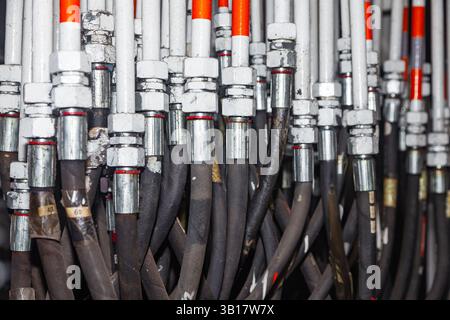 Système de flexibles hydrauliques haute pression connecté à des tuyaux en acier, gros plan. Hydraulique marine. Banque D'Images