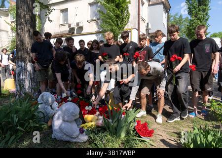 Kiev, ville de Kiev, Ukraine. 25 avril 2025. Des étudiants et des amis pleurent leurs camarades de classe tués un jour après une attaque de missile russe mortelle sur Kiev, tuant 12 personnes, dont 3 enfants. (Crédit image : © Andreas Stroh/ZUMA Press Wire) USAGE ÉDITORIAL SEULEMENT ! Non destiné à UN USAGE commercial ! Banque D'Images