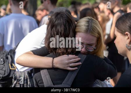 Kiev, ville de Kiev, Ukraine. 25 avril 2025. Des étudiants et des amis pleurent leurs camarades de classe tués un jour après une attaque de missile russe mortelle sur Kiev, tuant 12 personnes, dont 3 enfants. (Crédit image : © Andreas Stroh/ZUMA Press Wire) USAGE ÉDITORIAL SEULEMENT ! Non destiné à UN USAGE commercial ! Banque D'Images
