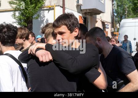 Kiev, ville de Kiev, Ukraine. 25 avril 2025. Des étudiants et des amis pleurent leurs camarades de classe tués un jour après une attaque de missile russe mortelle sur Kiev, tuant 12 personnes, dont 3 enfants. (Crédit image : © Andreas Stroh/ZUMA Press Wire) USAGE ÉDITORIAL SEULEMENT ! Non destiné à UN USAGE commercial ! Banque D'Images