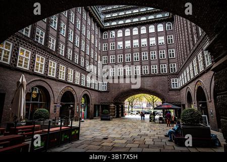 Superbe vue extérieure sur la cour de la célèbre Chilehaus à Hambourg, en Allemagne, avec sa façade distinctive avec tant de fenêtres blanches encadrées Banque D'Images