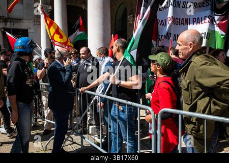 Les partisans pro-palestiniens affrontent la police lors de la célébration du 80e anniversaire de la Journée de la libération. Bergame, Italie. 25 avril. Banque D'Images