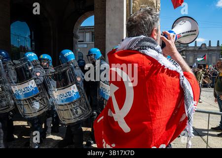 Les partisans pro-palestiniens affrontent la police lors de la célébration du 80e anniversaire de la Journée de la libération. Bergame, Italie. 25 avril. Banque D'Images