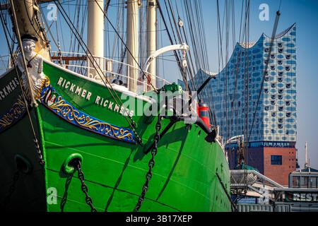 Vue panoramique de face du voilier historique Rickmer Rickmers, amarré à l'embarcadère devant la salle de concert Elbphilharmonie à Hambourg, en Allemagne Banque D'Images
