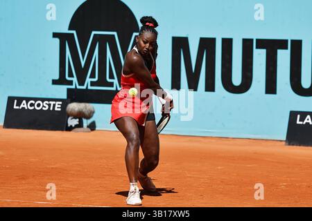 Madrid, Espagne. 25 avril 2025. Alycia Parks (USA) Tennis : Alycia Parks lors de la ronde simple de 64 match contre Daria Kasatokina sur le WTA tour 1000 tournois Mutua Madrid Open tournoi de tennis à la Caja Magica à Madrid, Espagne . Crédit : Mutsu Kawamori/AFLO/Alamy Live News Banque D'Images