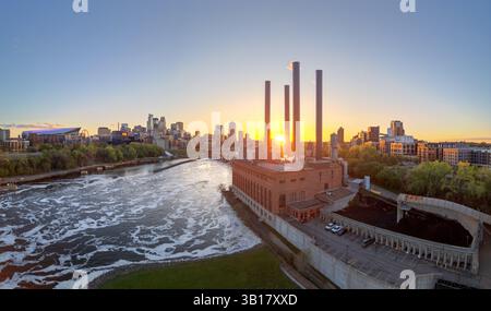 Minneapolis, Minnesota, États-Unis ville ville ville ligne d'horizon au-dessus du Mississippi au crépuscule. Banque D'Images