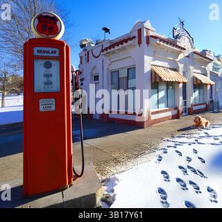 Nebraska Phillips 66 station-service dans la neige avec chien à la porte. (image révisée). Abandonné. Banque D'Images
