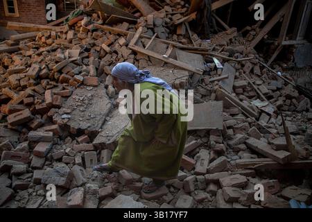 Une femme cachemirie marche près de la maison démolie apparentée à la famille d'Adil Hussain Thokar, soupçonnée d'avoir participé à l'attaque touristique de Pahalgam, à Bijbehera Anantnag, au sud de Srinagar. Des soldats dans le Cachemire administré par l'Inde ont fait exploser les maisons familiales de deux hommes à Tral et Bijbhera, qui, selon la police, faisaient partie du gang qui a mené l'attaque la plus meurtrière de la région contre des civils depuis des décennies. Les forces indiennes ont lancé une chasse à l'homme massive pour les responsables de la mort de 26 touristes, dont deux ressortissants étrangers, dans un pré hors route dans la pittoresque ville de Pahalgam. Les fonctionnaires ont c Banque D'Images