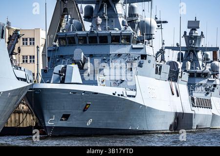 Vue de la nouvelle corvette allemande Emden F266 amarrée dans le port de Hambourg, en Allemagne, aux côtés d'autres corvettes de classe Braunschweig en construction Banque D'Images