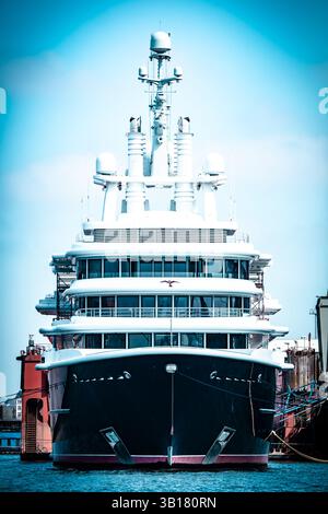 Vue de face du Luna, le deuxième plus grand superyacht du monde appartenant à Roman Abramovich, qui a été saisi par les autorités allemandes à Hambourg, en Allemagne Banque D'Images