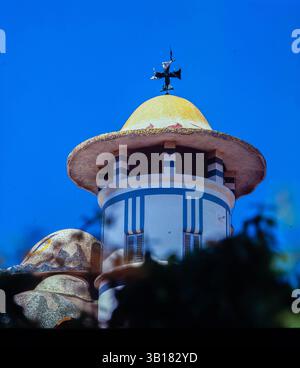 Torre de la Creu, también conocida como la Torre dels ou. Edificio modernista ubicado en San Juan Despí de Barcelona. Construida entre 1913 et 1916 por el arquitecto José M. Jujol i Gibert. Banque D'Images