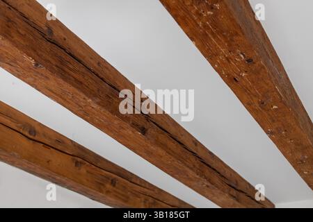 Poutres apparentes de plafond en bois à l'intérieur Banque D'Images