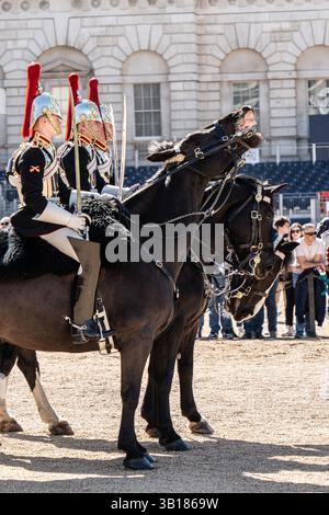 Londres, royaume-uni. 17 avril 2025 : le gardien de la Reine assis à cheval pendant la parade des gardes à londres Banque D'Images