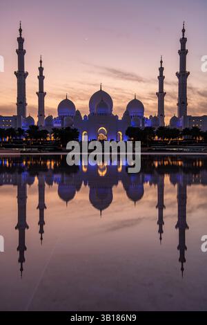 Grande mosquée Al Zayed par nuit à Abu Dhabi, avec de beaux reflets et une vue panoramique. La plus grande mosquée des Émirats arabes Unis, à couper le souffle, Banque D'Images