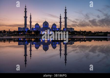 Grande mosquée Al Zayed par nuit à Abu Dhabi, avec de beaux reflets et une vue panoramique. La plus grande mosquée des Émirats arabes Unis, à couper le souffle, Banque D'Images